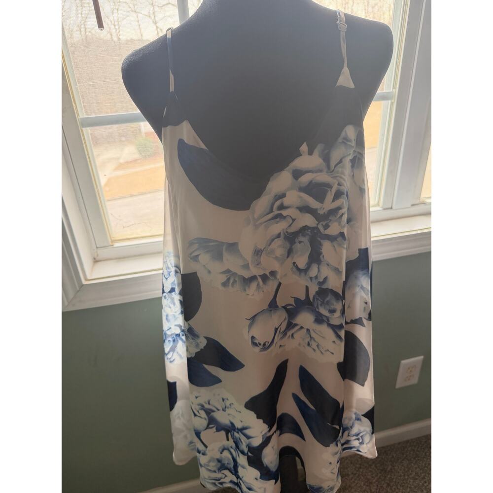 Muumuu Mall Blue & White Floral top– Women’s Small – Lightweight Summer
